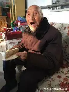 叔叔患病沒人理會,侄女照看5年,去世前留下條棉被,打開後哭了