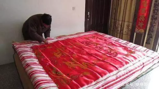 叔叔患病沒人理會,侄女照看5年,去世前留下條棉被,打開後哭了