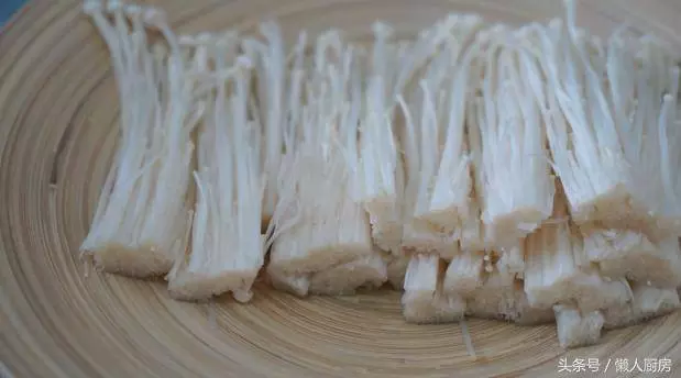 你沒試過金針菇的這種做法,只需裹一層蛋糊炸一炸,保證吃一個還想吃下一個