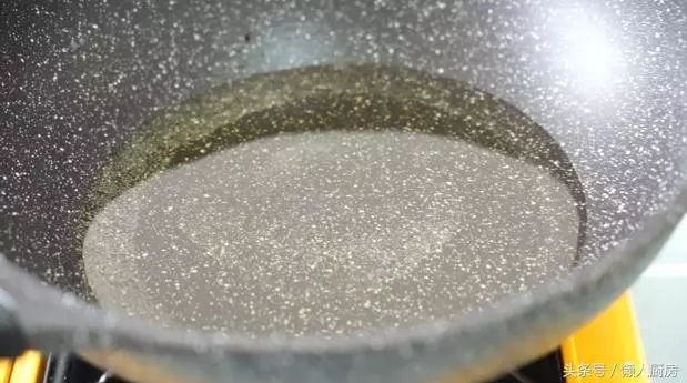 你沒試過金針菇的這種做法,只需裹一層蛋糊炸一炸,保證吃一個還想吃下一個