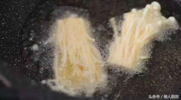 你沒試過金針菇的這種做法,只需裹一層蛋糊炸一炸,保證吃一個還想吃下一個