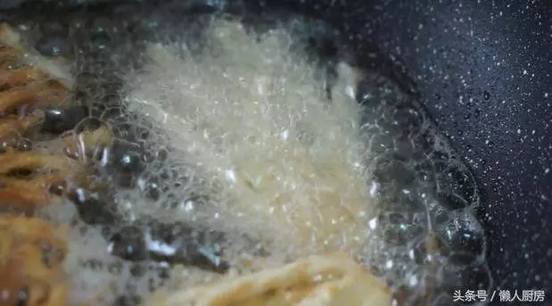 你沒試過金針菇的這種做法,只需裹一層蛋糊炸一炸,保證吃一個還想吃下一個