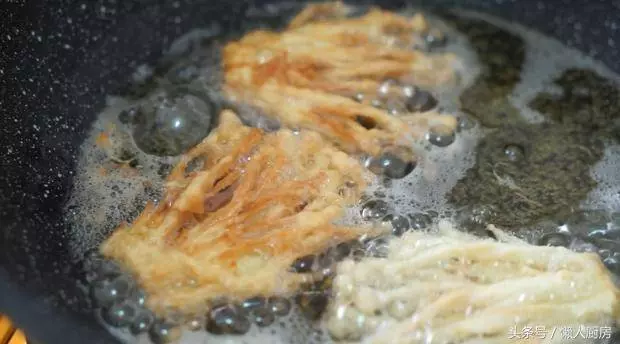 你沒試過金針菇的這種做法,只需裹一層蛋糊炸一炸,保證吃一個還想吃下一個