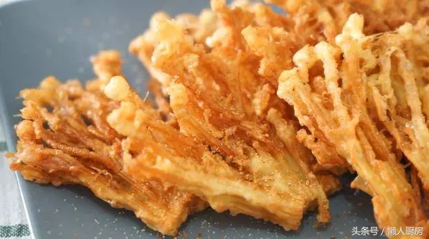 你沒試過金針菇的這種做法,只需裹一層蛋糊炸一炸,保證吃一個還想吃下一個