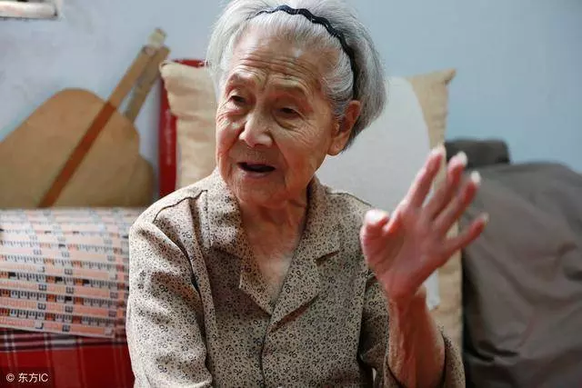 婚後被裁員,老公和婆婆說我吃閒飯,我開豪車母子倆蒙住