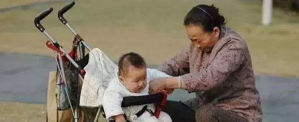 婆婆幫帶女兒卻越來越瘦,家門遇小叔子後真相大白,從此不回老家