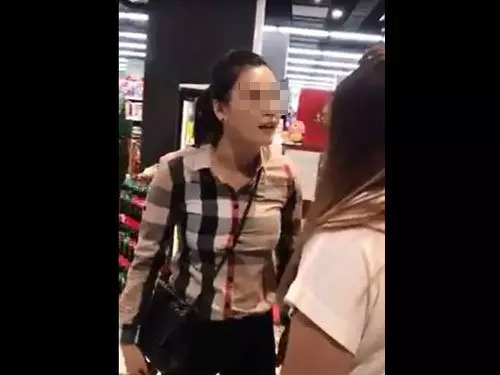 【不滿插隊2婦女大打出手!】現場網友爆真相!先放視頻在FB不代表就是對的那位!