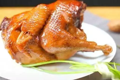 大廚教你用電飯煲來煮雞,不用油,不用水,雞肉鮮嫩多汁香氣撲鼻,吃一回就上癮!!