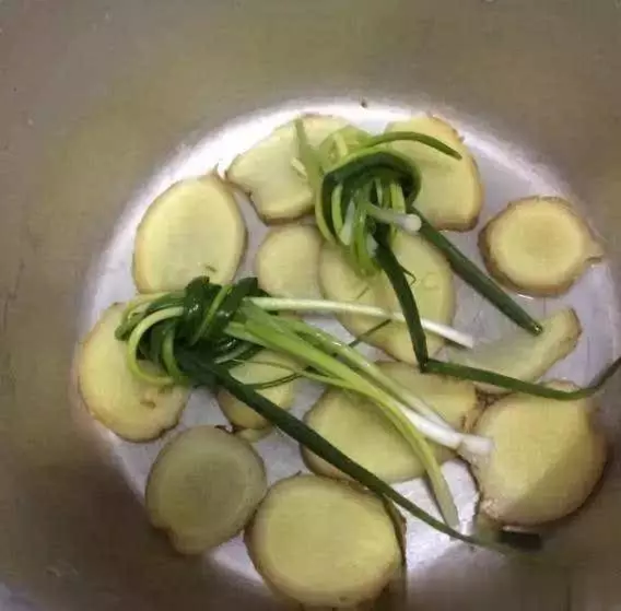 大廚教你用電飯煲來煮雞,不用油,不用水,雞肉鮮嫩多汁香氣撲鼻,吃一回就上癮!!