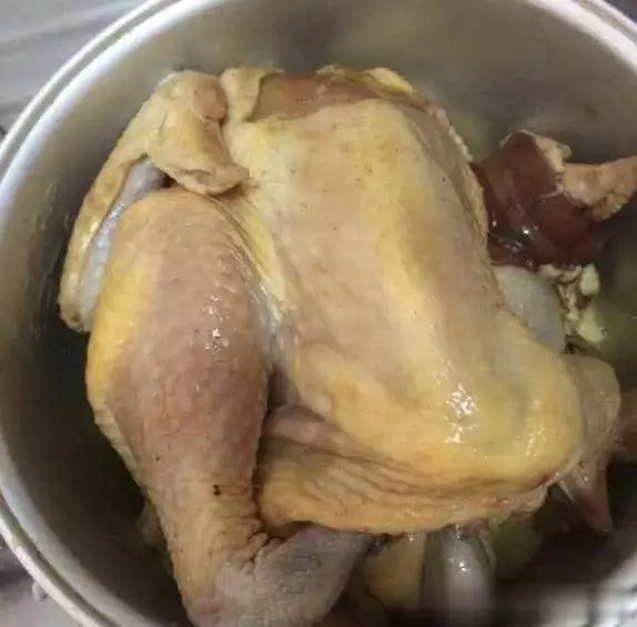 大廚教你用電飯煲來煮雞,不用油,不用水,雞肉鮮嫩多汁香氣撲鼻,吃一回就上癮!!