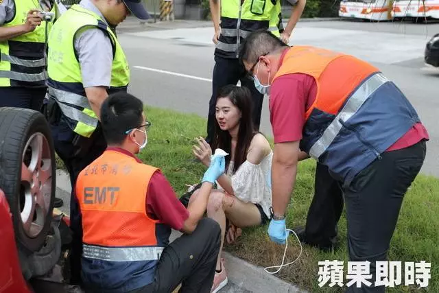 醉不該!短褲妹酒駕撞翻車 鼻血染紅大腿
