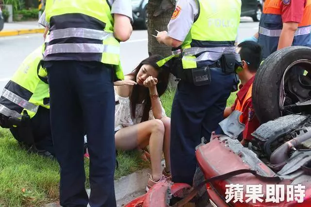 醉不該!短褲妹酒駕撞翻車 鼻血染紅大腿