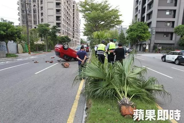 醉不該!短褲妹酒駕撞翻車 鼻血染紅大腿
