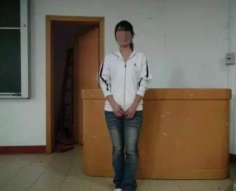 女大學生撿了個棄嬰,被男友拋棄,二十多年後棄嬰讓她喜上加喜!