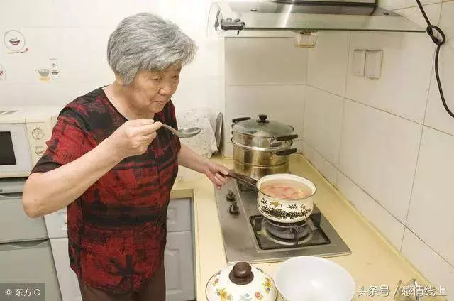 女大學生撿了個棄嬰,被男友拋棄,二十多年後棄嬰讓她喜上加喜!