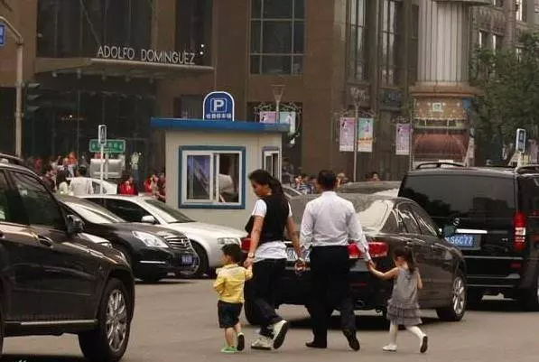 過馬路時,不要再對孩子說「牽著媽媽的手」,非常危險!這樣過馬路才是最安全的,切記!