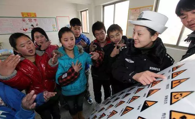 過馬路時,不要再對孩子說「牽著媽媽的手」,非常危險!這樣過馬路才是最安全的,切記!