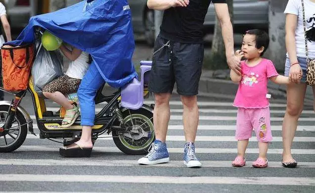過馬路時,不要再對孩子說「牽著媽媽的手」,非常危險!這樣過馬路才是最安全的,切記!