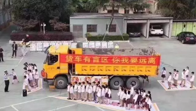 過馬路時,不要再對孩子說「牽著媽媽的手」,非常危險!這樣過馬路才是最安全的,切記!