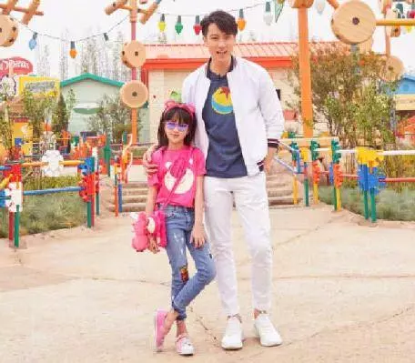 吳尊女兒neinei變成女神啦!長相甜美溫婉,大長腿跟爸爸有得拼