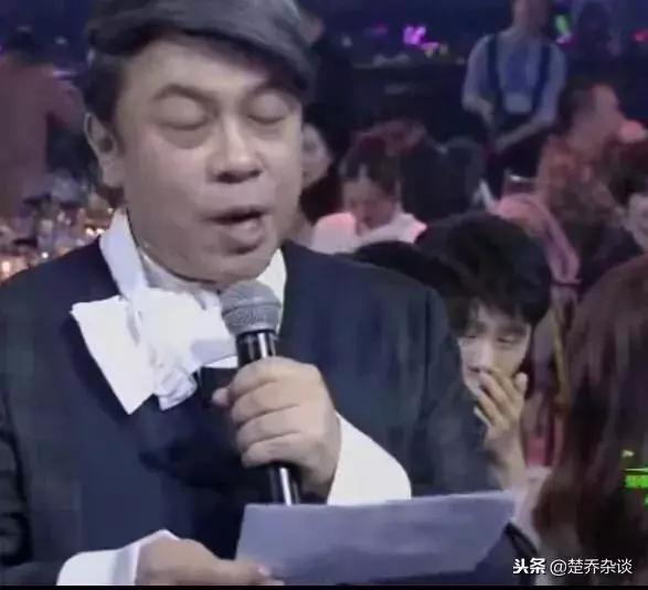 鄧倫劉昊然原來是來聊天的,關曉彤獨坐一位太冷清