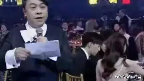 鄧倫劉昊然原來是來聊天的,關曉彤獨坐一位太冷清