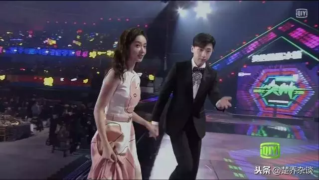 鄧倫劉昊然原來是來聊天的,關曉彤獨坐一位太冷清