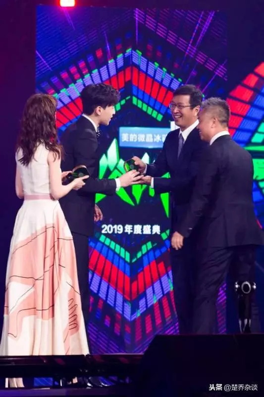鄧倫劉昊然原來是來聊天的,關曉彤獨坐一位太冷清