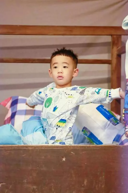 陳小春的兒子很會思考,小小年紀卻經常提各種問題考驗應采兒!