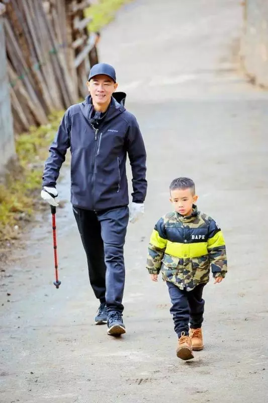 陳小春的兒子很會思考,小小年紀卻經常提各種問題考驗應采兒!