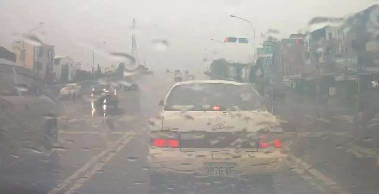 超實用!車內起霧很多人都會把冷氣打開,但這是最笨的方法!網友只用20秒就讓霧通通不見!!一定要學起來..