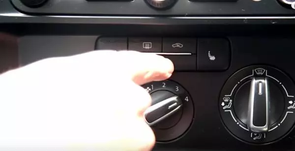 超實用!車內起霧很多人都會把冷氣打開,但這是最笨的方法!網友只用20秒就讓霧通通不見!!一定要學起來..