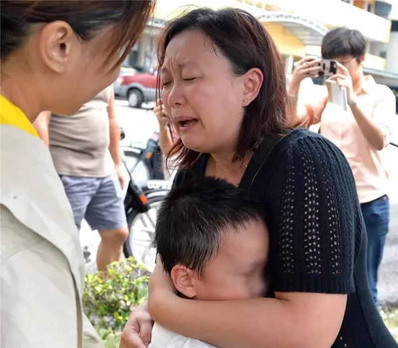 到底發生了什麼事?怎麼這個女人看著CCTV竟然哭的這樣可憐!連站在一旁的男人也感覺被驚嚇一跳!