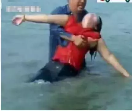 女子想不開跳河,路人捨命相救,卻因一舉被被網友罵慘,家人毆打