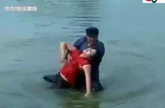 女子想不開跳河,路人捨命相救,卻因一舉被被網友罵慘,家人毆打