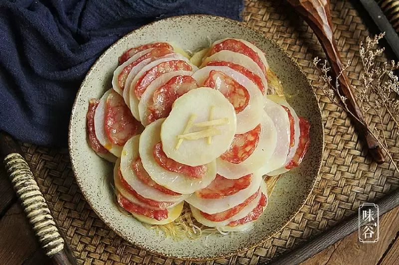 土豆蒸臘腸的做法,簡單蒸一蒸,家人吃得有滋有味