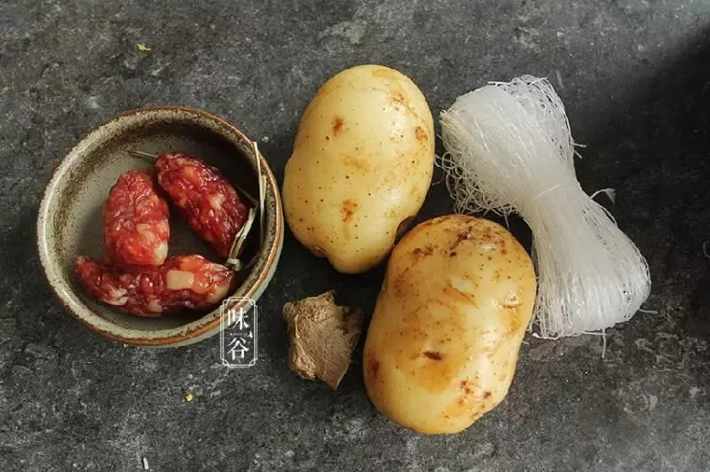 土豆蒸臘腸的做法,簡單蒸一蒸,家人吃得有滋有味