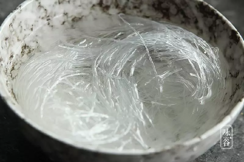 土豆蒸臘腸的做法,簡單蒸一蒸,家人吃得有滋有味