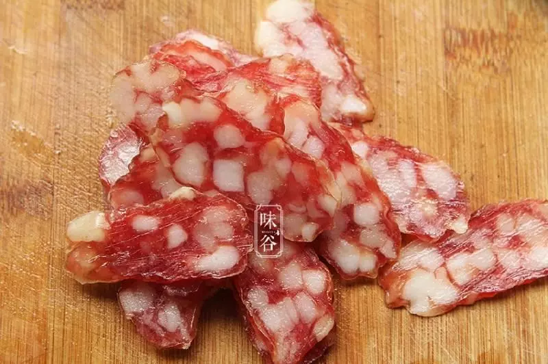 土豆蒸臘腸的做法,簡單蒸一蒸,家人吃得有滋有味