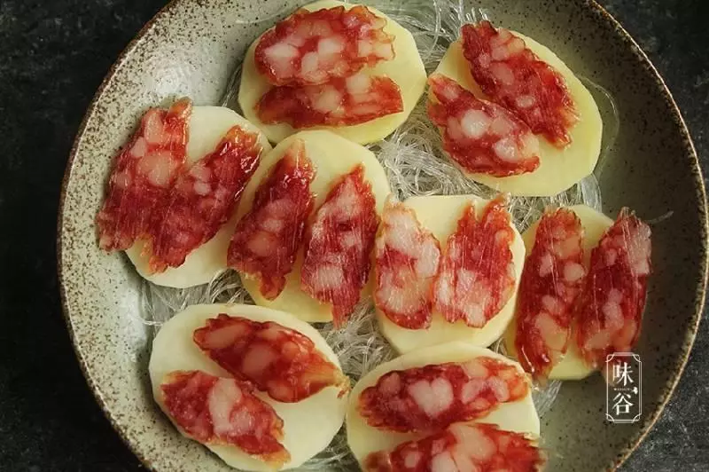 土豆蒸臘腸的做法,簡單蒸一蒸,家人吃得有滋有味