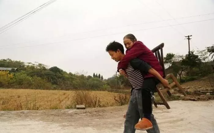 37歲男子背著母親打工 15年如一日:「媽就是我的全部!」