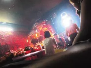 老漢下葬棺材裡傳來咳嗽聲,兒子疑心活埋了老爹卻不開棺