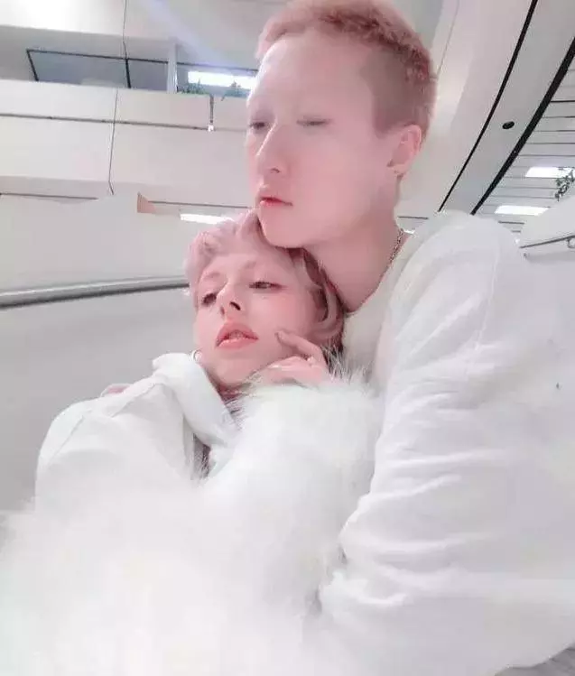 小龍女吳卓林宣布與31歲網紅女友結婚,成龍5個字直接回應女兒