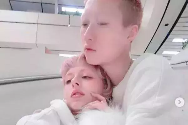 小龍女吳卓林宣布與31歲網紅女友結婚,成龍5個字直接回應女兒
