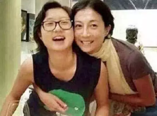 小龍女吳卓林宣布與31歲網紅女友結婚,成龍5個字直接回應女兒