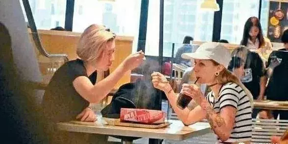 小龍女吳卓林宣布與31歲網紅女友結婚,成龍5個字直接回應女兒