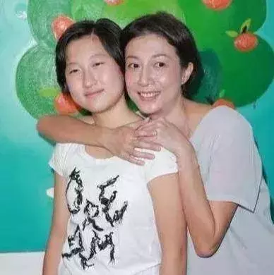 小龍女吳卓林宣布與31歲網紅女友結婚,成龍5個字直接回應女兒