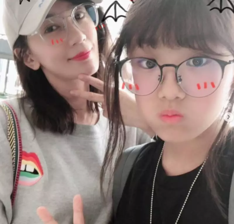 參加完媽媽婚禮,賈靜雯大女兒正臉照曝光...網友驚:「好像孫志浩!」