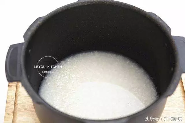 一個電飯鍋搞定一餐,有菜有肉有飯,越嚼越好吃,最討懶人喜歡 !