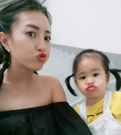 包貝爾3歲女兒太可愛了,遺傳爸爸搞笑基因,好像行走的表情包!